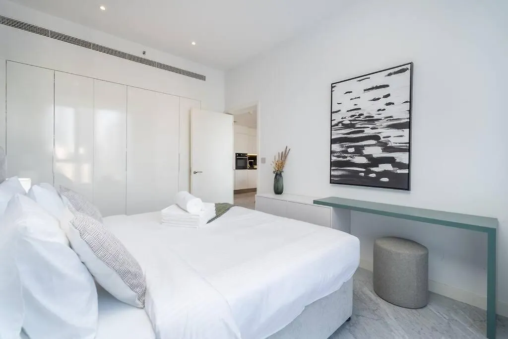 Cosmopolitan Apartment With Burj Khalifa View Dubai United Arab Emirates