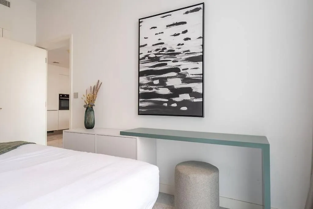 Cosmopolitan Apartment With Burj Khalifa View Dubai United Arab Emirates